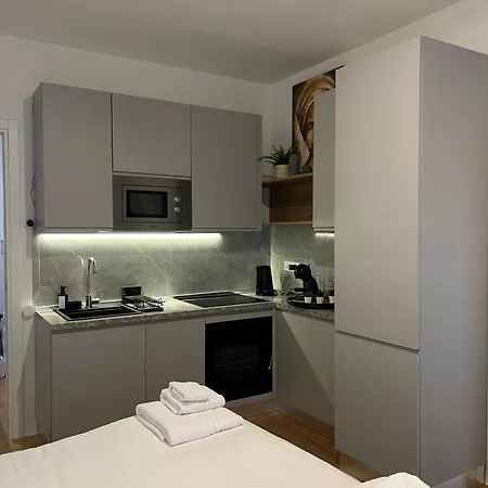 Regina24 Luxury - Elegante A Porta Venezia, 5 Min Dalla Metro Apartamento